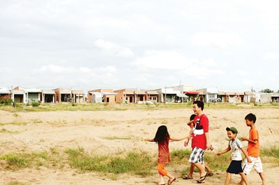 A resettlement area in Dong Thap Province for residents evacuated from flood and landslide prone areas (Photo: SGGP) A resettlement area in Dong Thap Province for residents evacuated from flood and landslide prone areas (Photo: SGGP)
